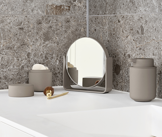 Moderne Badaccessoires von Zone Denmark in Taupe platziert in einem modernen Bad. Moderne Badaccessoires von Zone Denmark in Taupe platziert in einem modernen Bad.