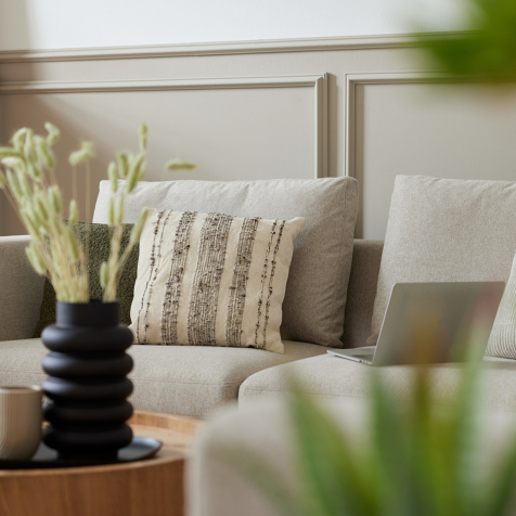Detailaufnahme ROOMIO Sofa 4101 in beige mit Kissen.