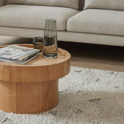Detailaufnahme ROOMIO Sofa 4101 mit Couchtisch