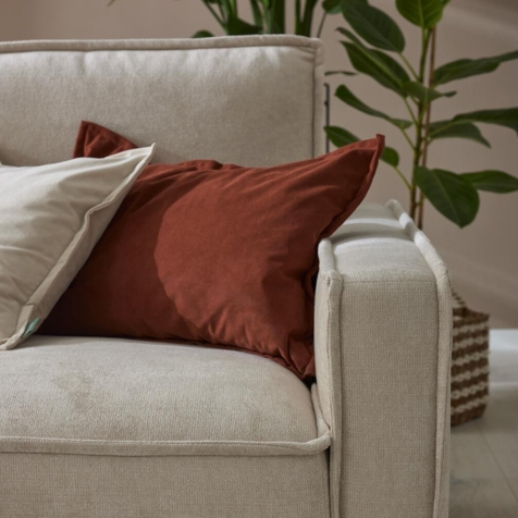 Wohnmöbel Modernes Sofa mit Kissen in Terrakotta..