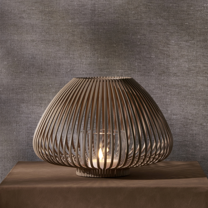 Wohnaccessoires für ein schönes Zuhause. Raffinierte beige Laterne mit Teelicht.